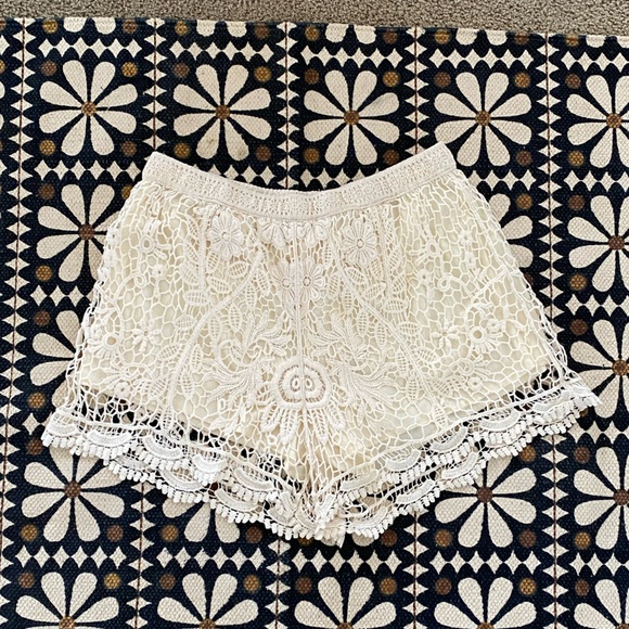 Vivid Collection Lace Off White Crochet Shorts. Excellent Condition. Lined. - Picture 2 of 9